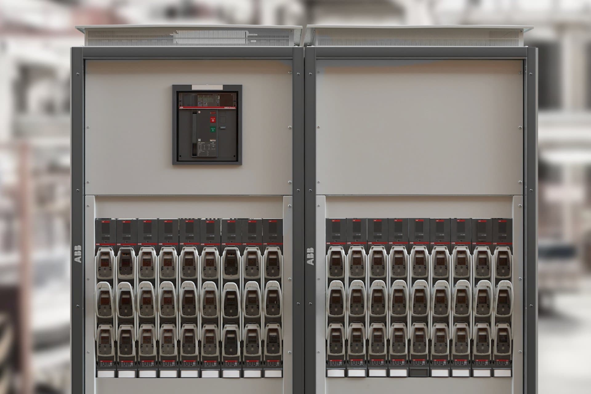 Durchgängige 800-Volt-Systemarchitektur: Vollständig bestückter System pro E power Schrank mit aufeinander abgestimmten Schutz-, Schalt- und Überwachungskomponenten von ABB.