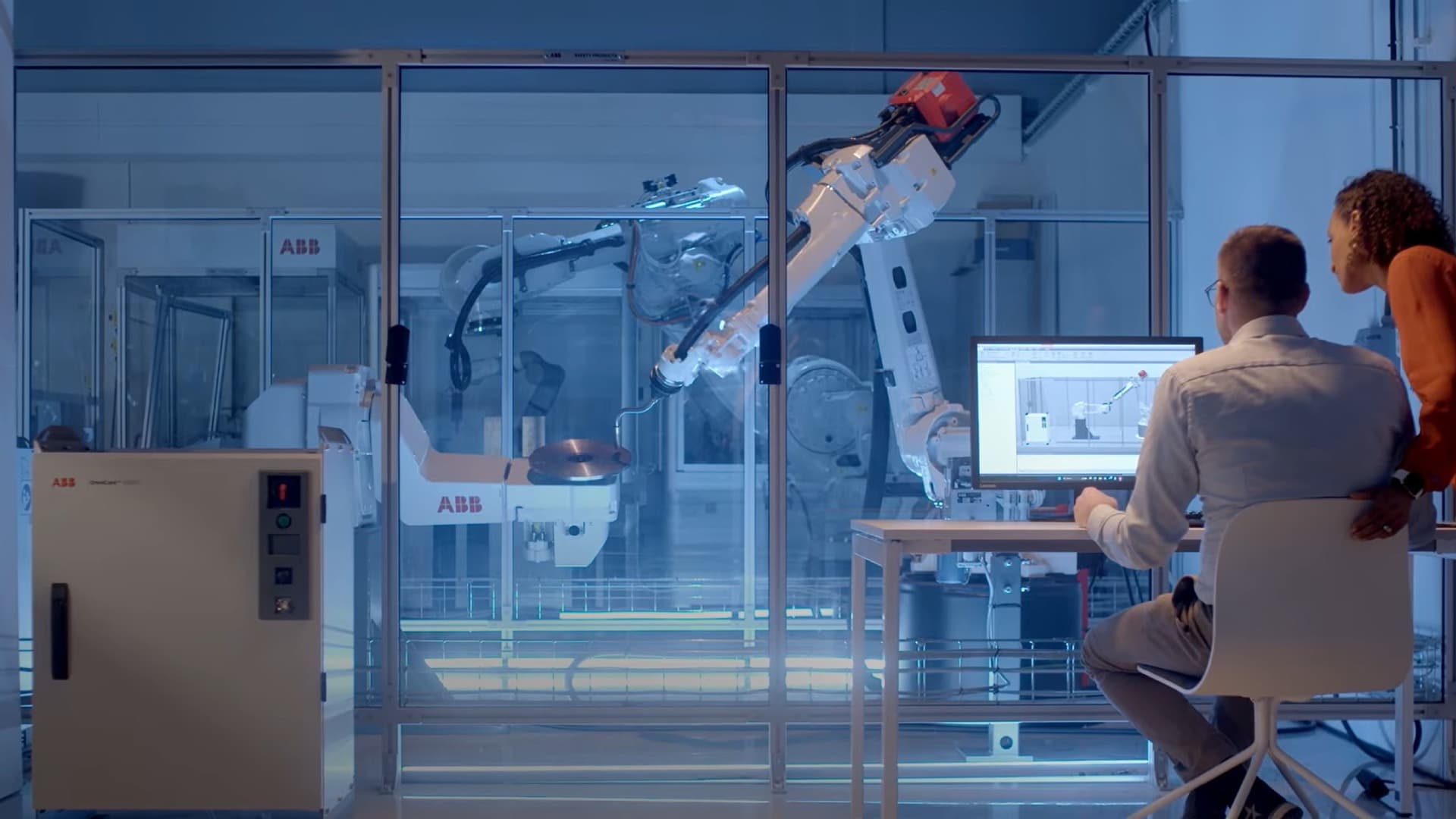 Titelbild, dass Robot Studio HyperReality von ABB & Nvidia in Aktion zeigt.