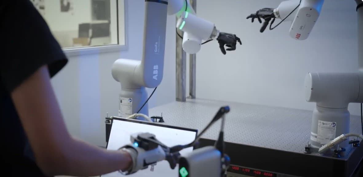 Ein Mitarbeiter von PSYONIC kallibriert eine menschliche Handprothese, die auf einen ABB GoFa Cobot montiert ist, und dem Roboter helfen soll, Dinge mit nahezu menschlichem Fingerspitzengefühl zu greifen.