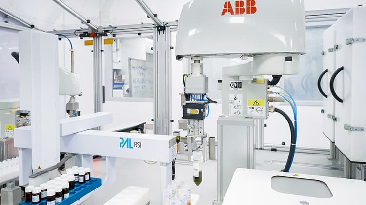 fertigungsautomatisierung_roboter_pruefen_XTRA1-1008×567