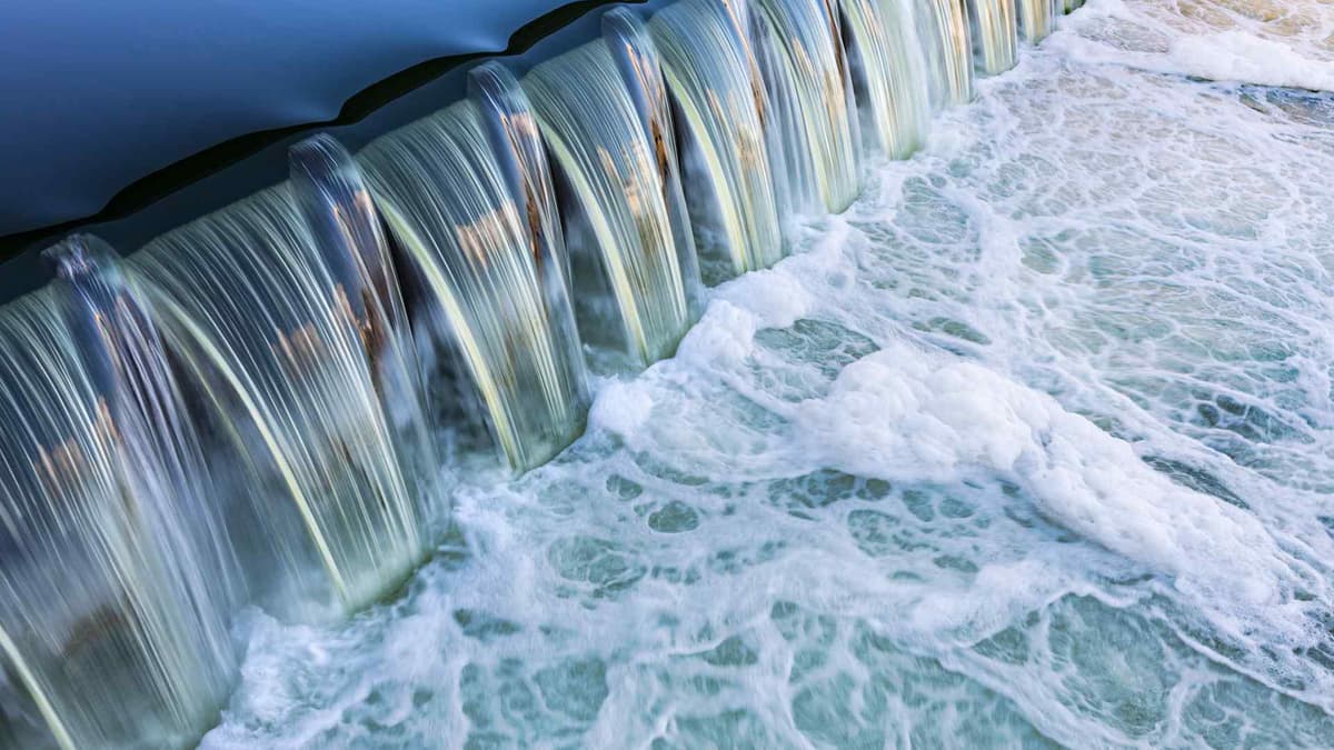 Fließendes Wasser, kleiner Wasserfall