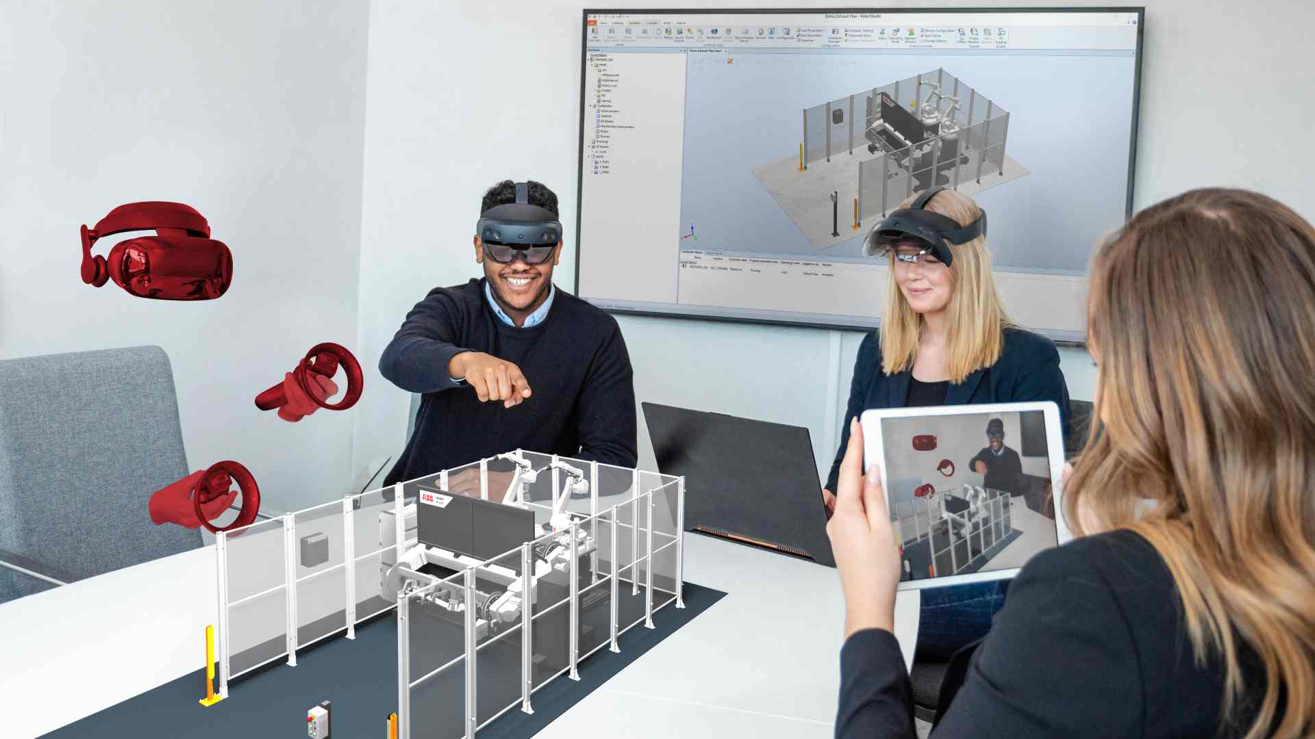 Ein digitaler Zwilling einer Roboterzelle wird auf einen Konferenz projiziert.