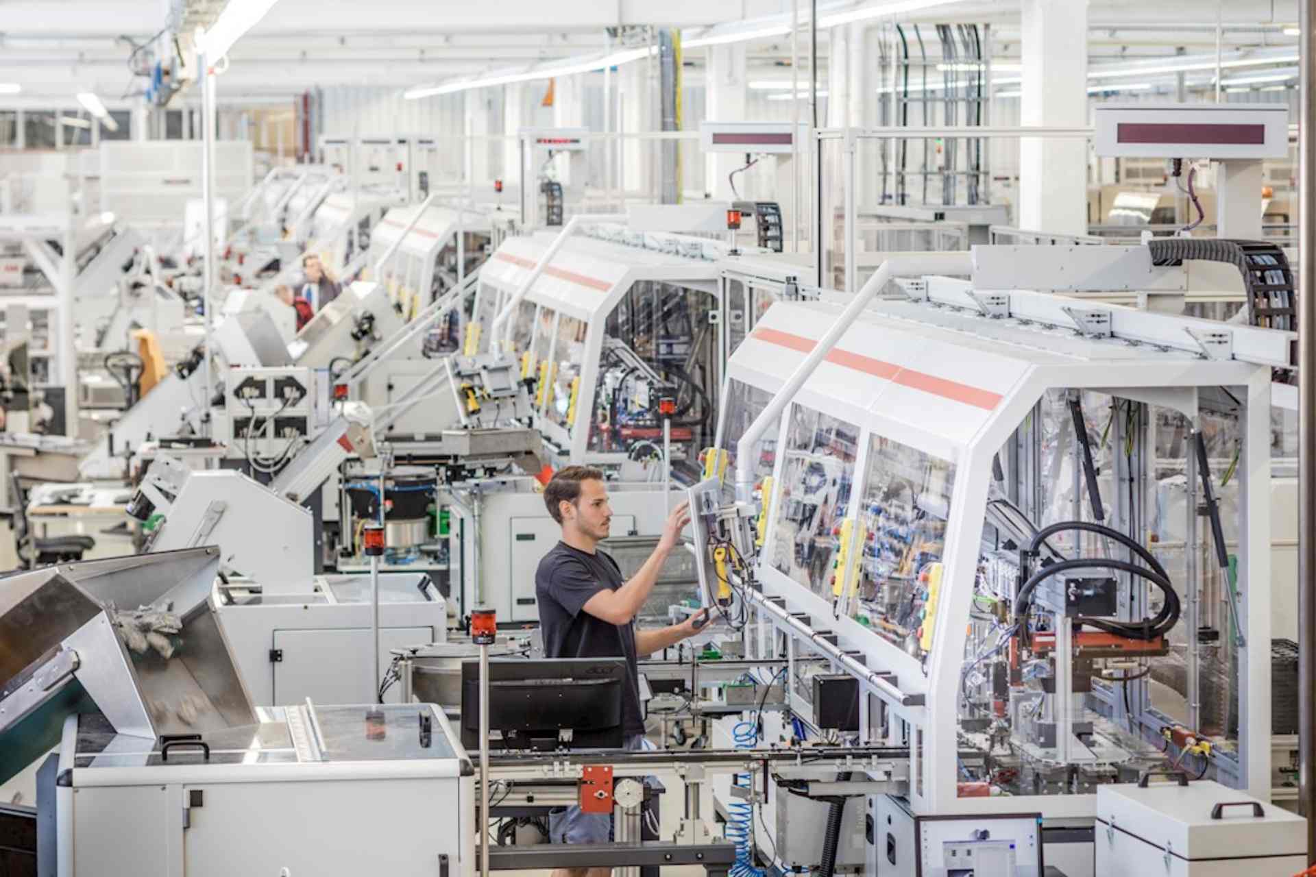 Aufnahme einer Werkshalle mit Industriemaschinen, die von der Maschinenverordnug der EU betroffen sind.