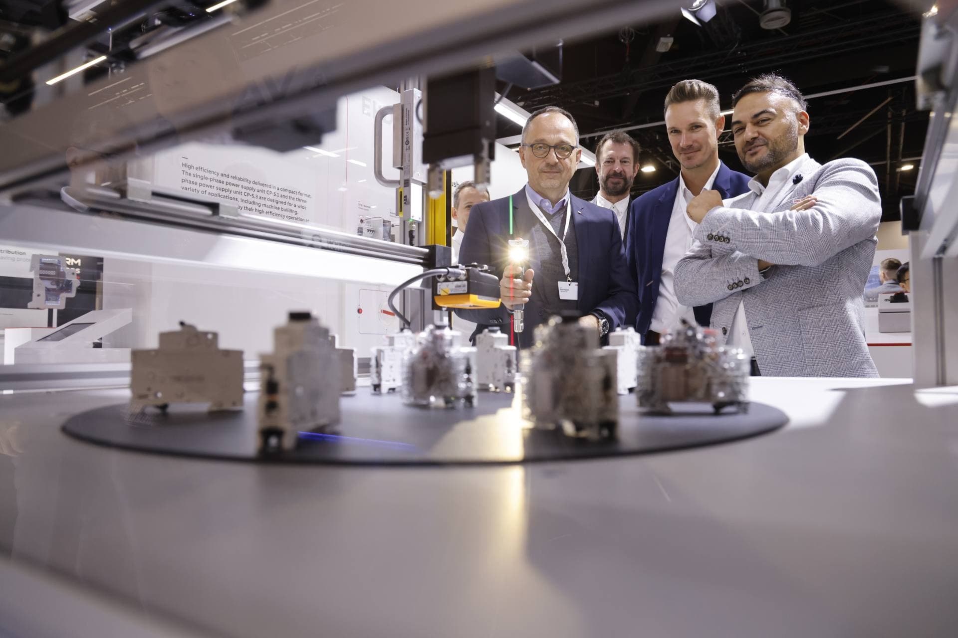 Das interaktive Exponat ATEMI, dass die wichtigsten Elemente des ABB Portfolios für den Maschinenbau zeigt.