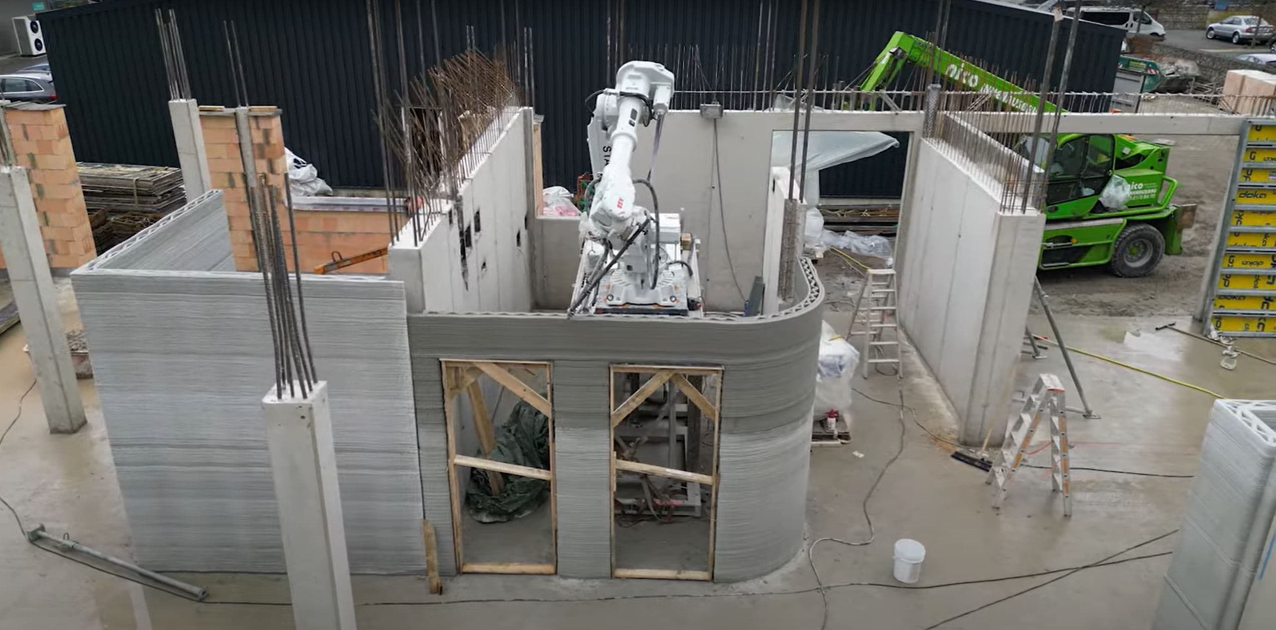 Der Bau der Innenwände und Fassaden eines Hauses per 3D-Druck mit Hilfe eines ABB Knickarmroboters.
