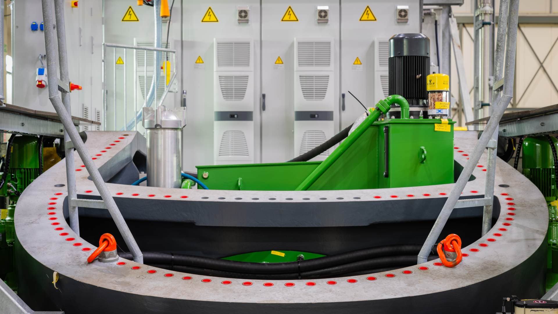Die speziell für hohe Vibrationsbelastungen ausgelegten IS2 Schaltschränke von ABB mit integriertem Erdbebenkit und die leistungsstarken SACE Leistungsschalter bilden das Herzstück der Umrichtertechnik in der Gondel.