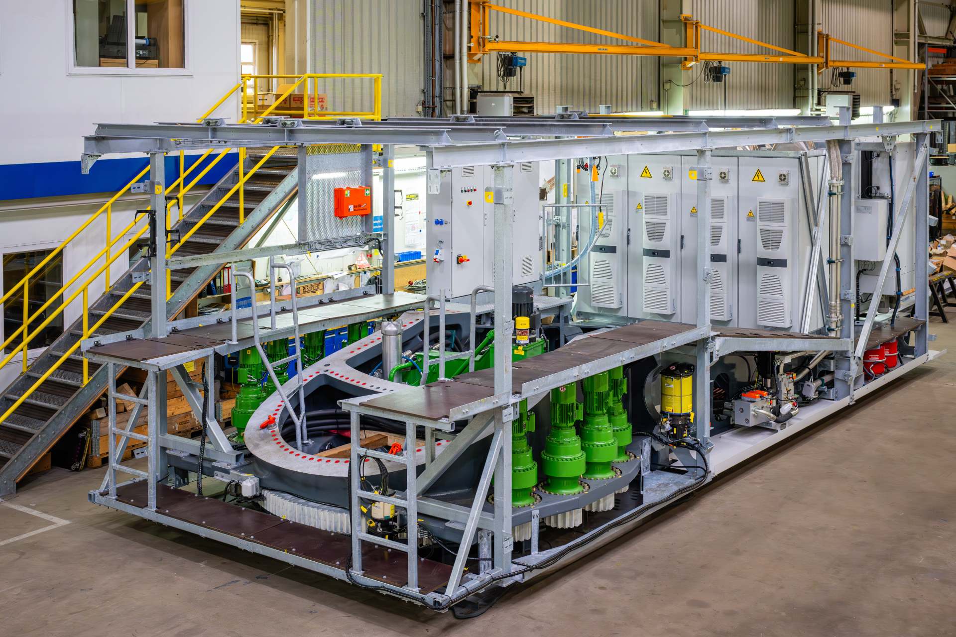 Die speziell für hohe Vibrationsbelastungen ausgelegten IS2 Schaltschränke von ABB mit integriertem Erdbebenkit und die leistungsstarken SACE Leistungsschalter bilden das Herzstück der Umrichtertechnik in der Gondel.