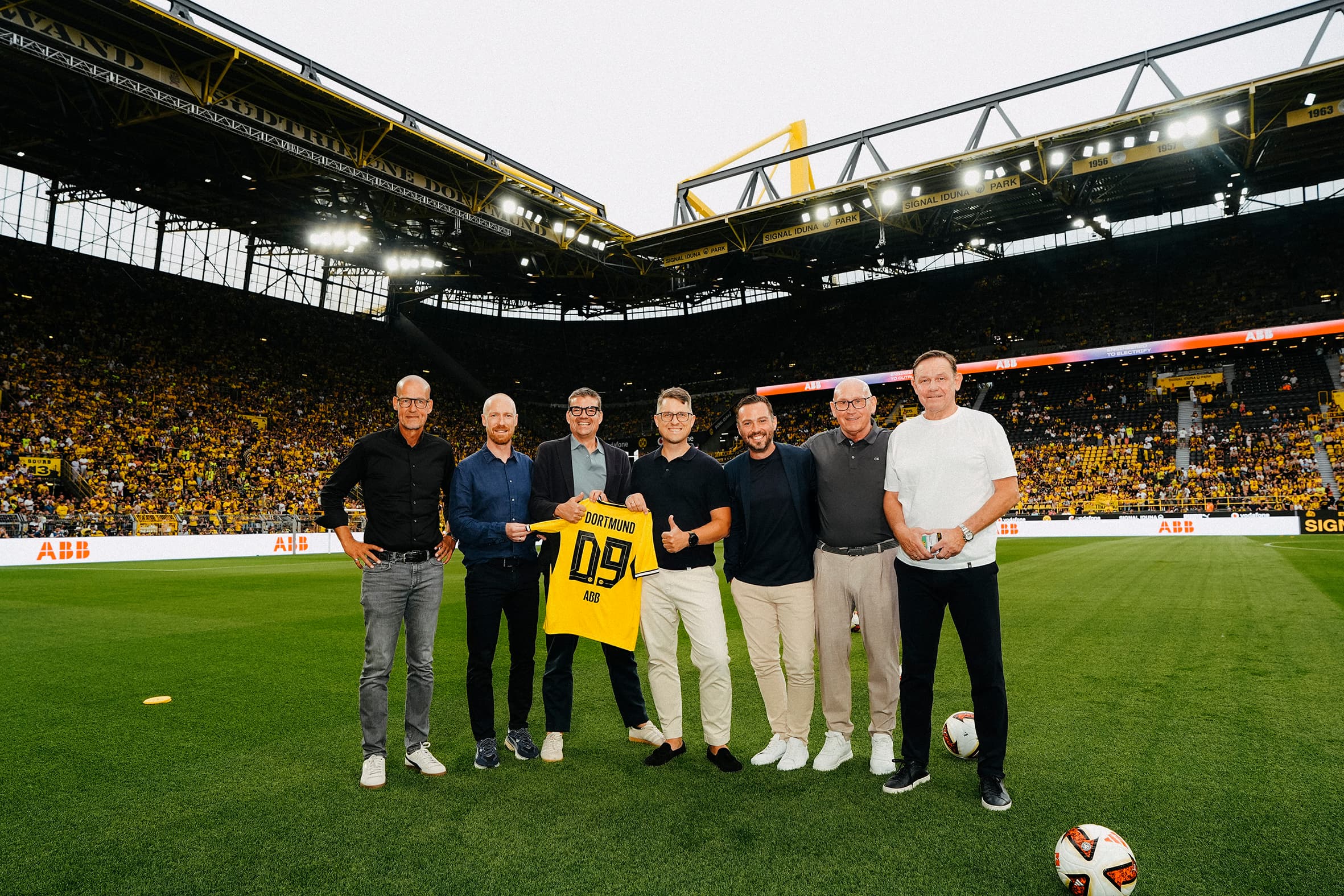 Gruppenfoto im Singal Iduna Park des BVB. V.l.n.r. Carsten Cramer, BVB; Benjamin Scholz, BVB; Mark Zwerner, ABB; Dr. Stefan Rohrmoser, ABB; Dr. Frederic Nimmermann, ABB; Thomas Baltzer, ABB; Dr. Christian Hockenjos, BVB.