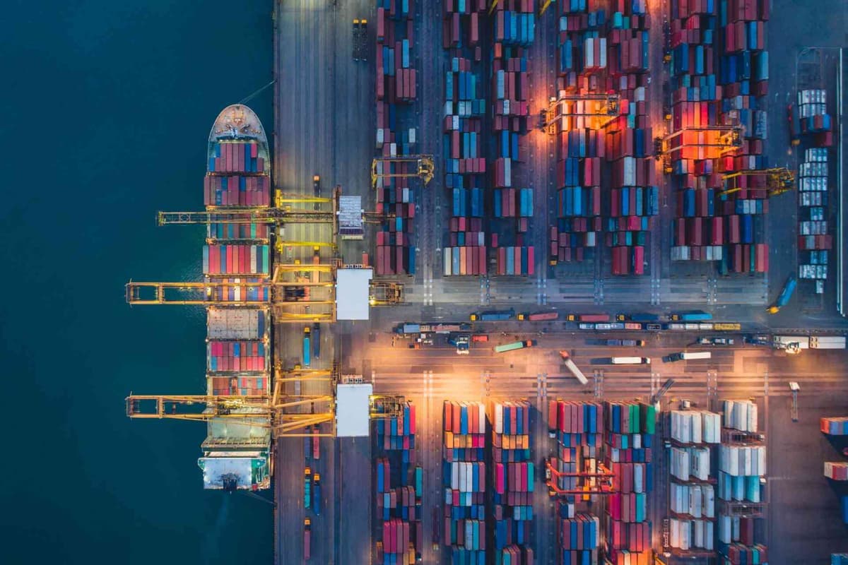 Luftaufnahme Cargo-Hafen bei Nacht