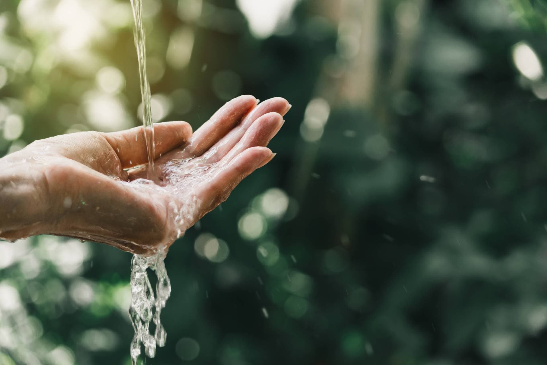 Hand mit Wasser