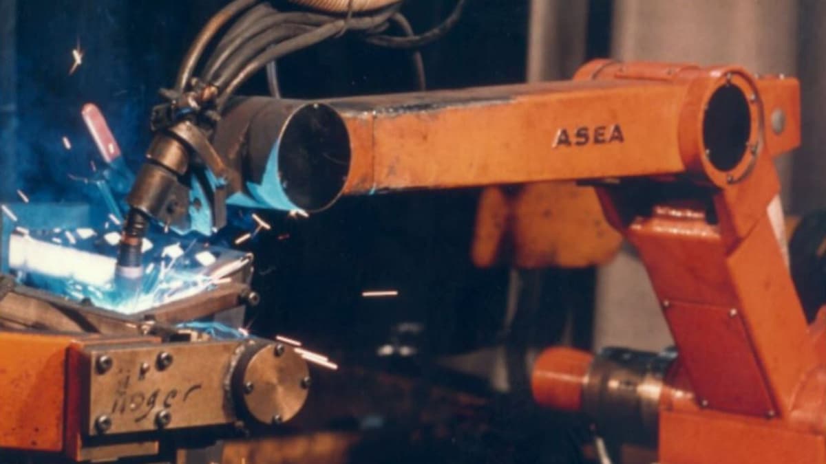 Der IRB 6, der erste elektrische Industrieroboter der Welt von ABB (ASEA), beim Punktschweißen.