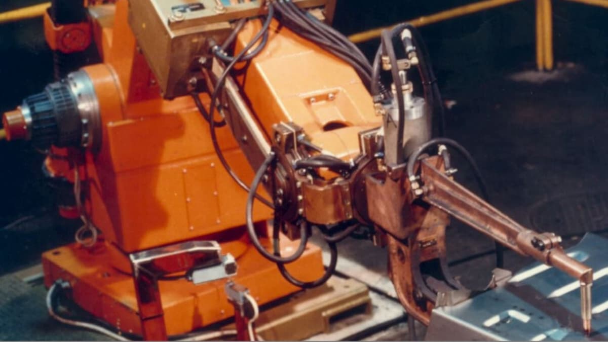 Der IRB 60, einer der ersten elektrischen Industrieroboter, beim Punktschweißen.