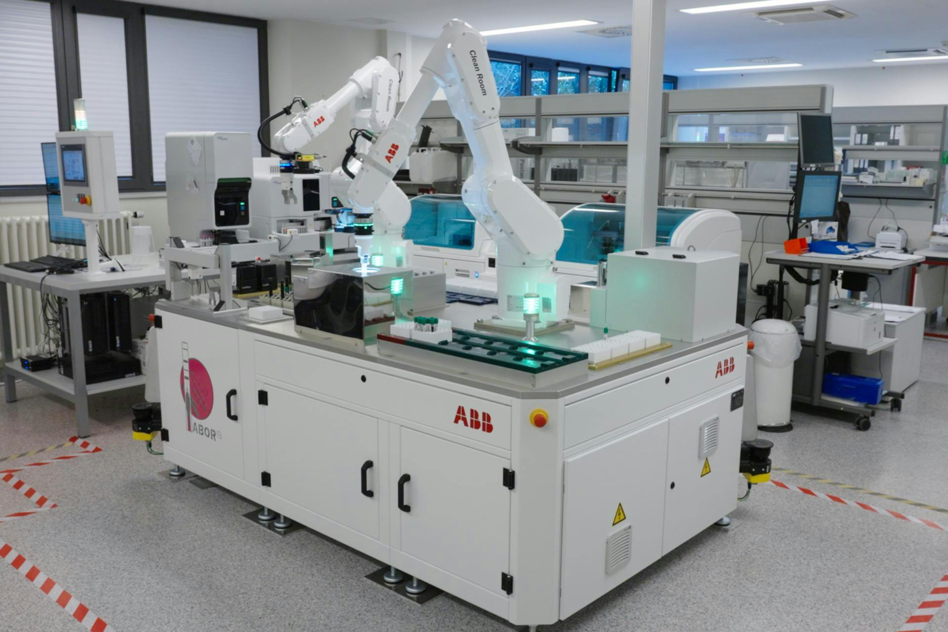 Ein IRB 1300 Industrieroboter von ABB als Teil einer patentierten Automatisierungs-Lösung für kleinere und mittlere Labore in Krankenhäusern zur Blutuntersuchung.