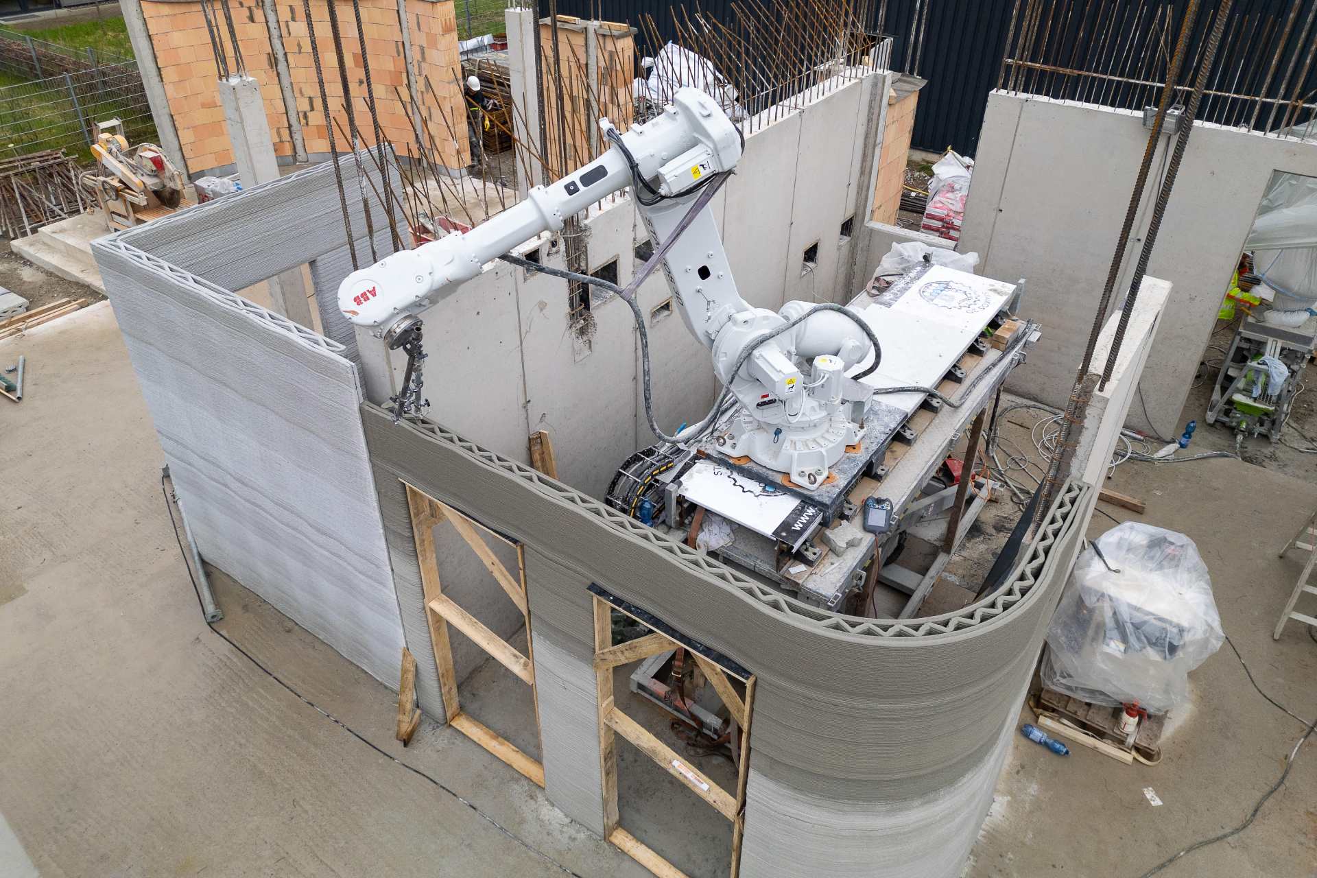 Ein ABB-Roboter unterstützt den Bau der DRK-Zentrale per 3D-Druck.
