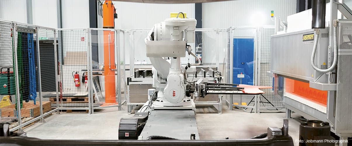 17-03_06_FA_Kalter_Stahl_heiss_gepresst_1205x500