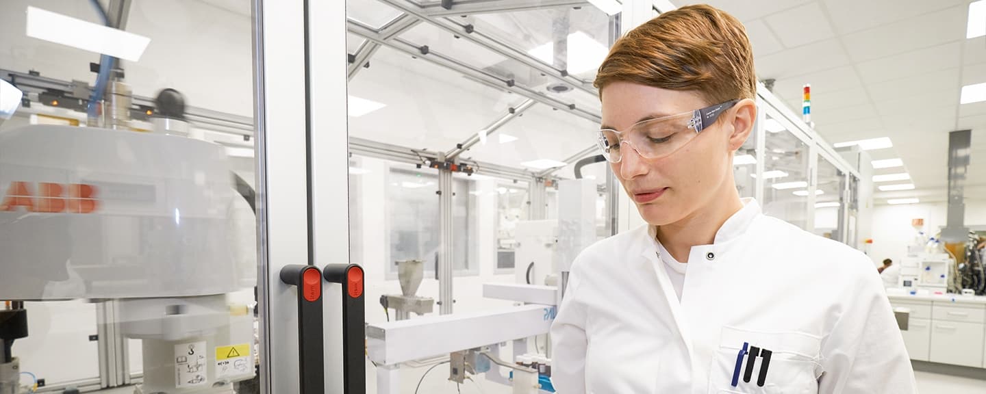 fertigungsautomatisierung_roboter_pruefen-1440×576
