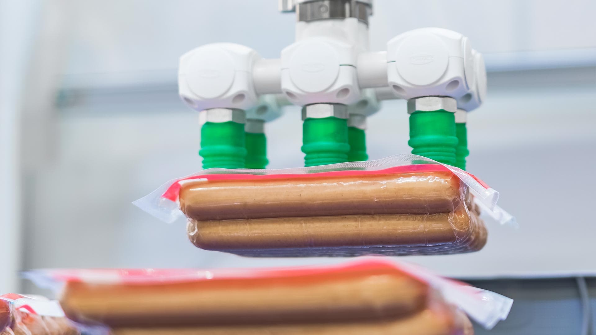 roboter-in-lebensmittelindustrie-robotik-marktundtrends-abb-hero Wurst wird verpackt mit Roboter