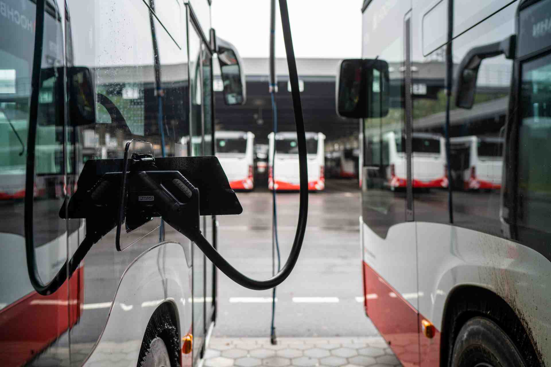Laden-elektro-Busse-Lastenmanagement-System-ABB-hero Ein Elektro-Bus, der an einer ABB mit intgrierten Optimax-System zur Steuerung und Optimierung des Lastenmanagements ausgerüsteten Ladesäule geladen wird.