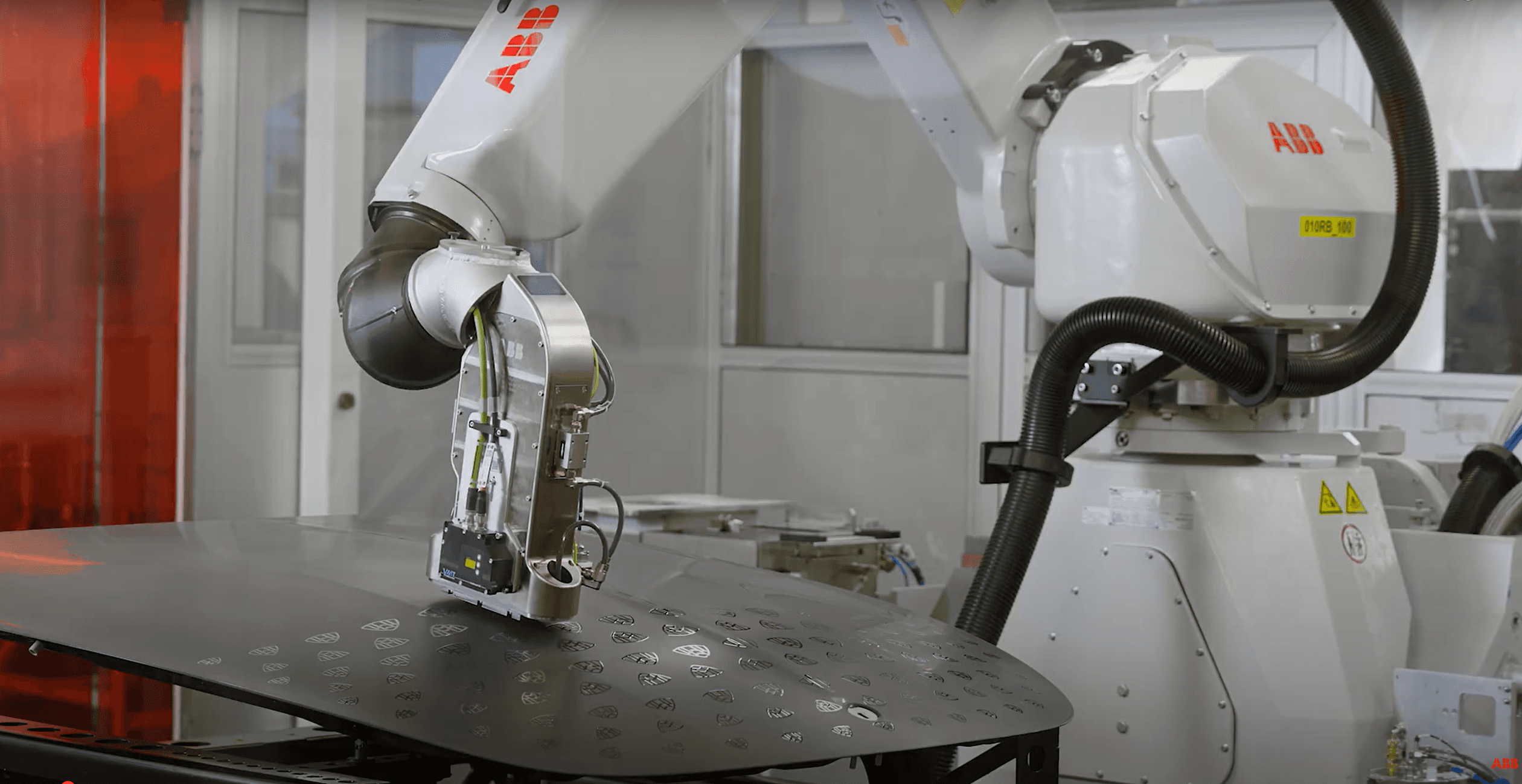 Mercedes-Maybach-ABB-PixlPaint-Video Ein ABB Roboter bringt eine Lackierung mit dem ABB PixlPaint-Verfahren auf eine Mercedes-Maybach Motorhaube auf.
