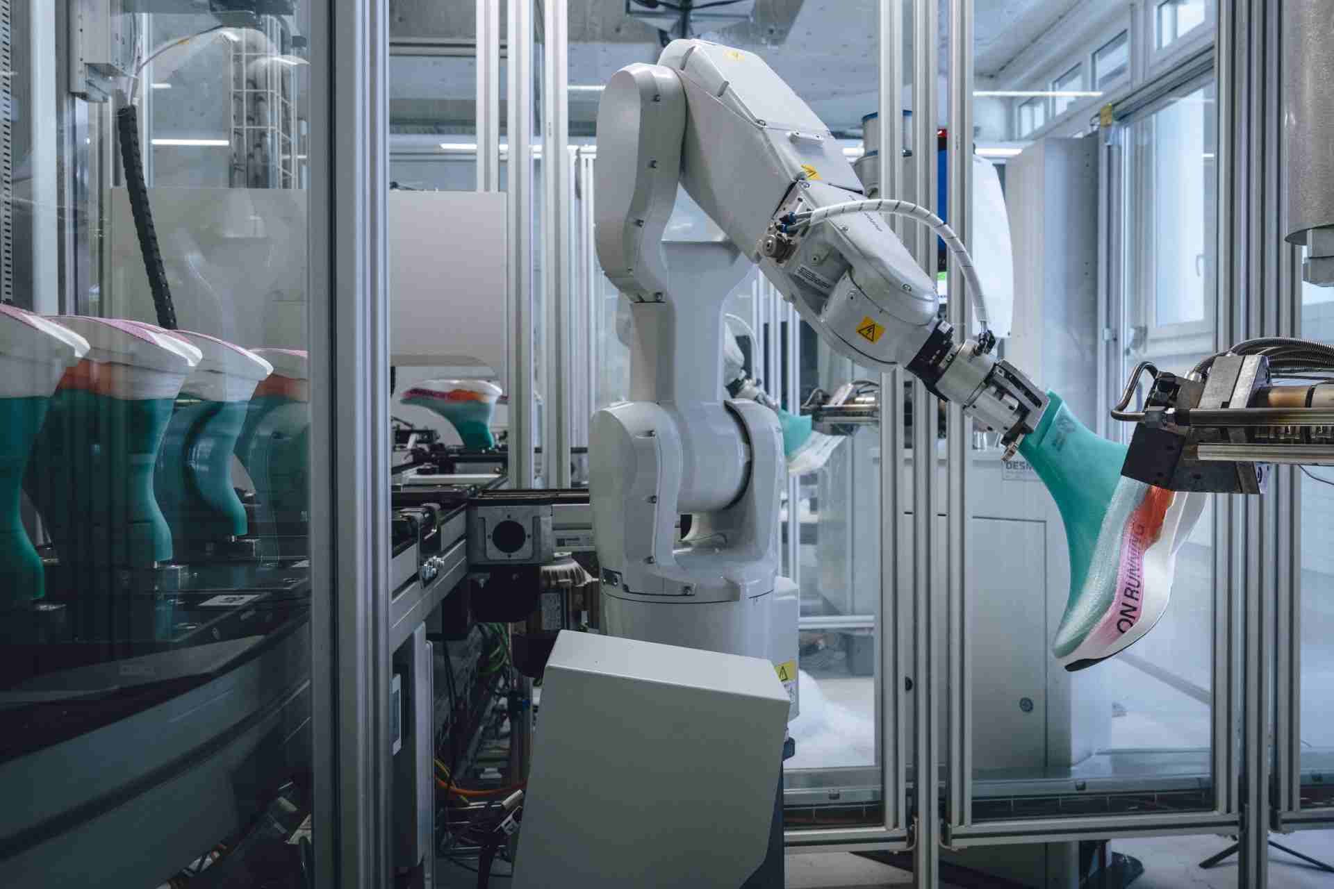 ABB-Roboter sprühen revolutionäre Laufschuhe von On-Header