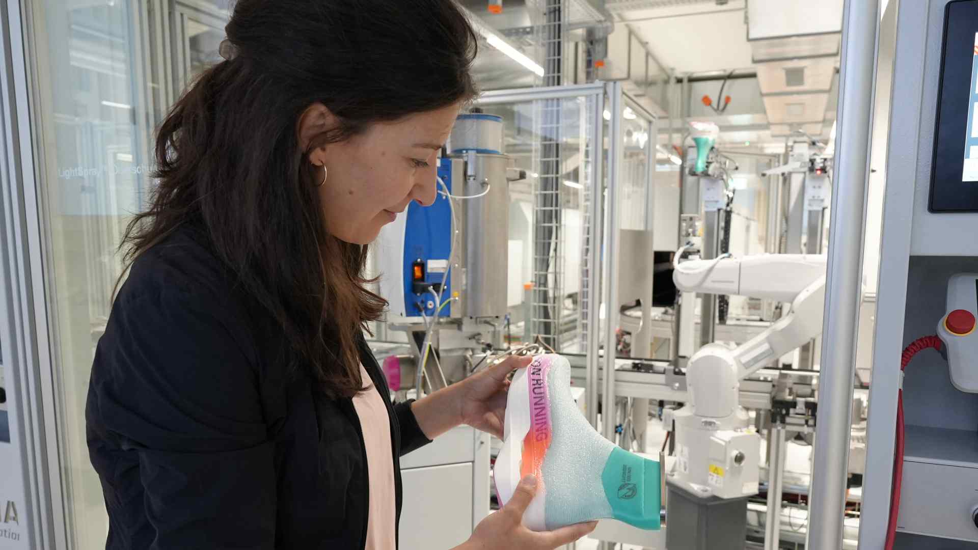 Marie Georgarakis in der LightSpray Factory von On in Zürich.