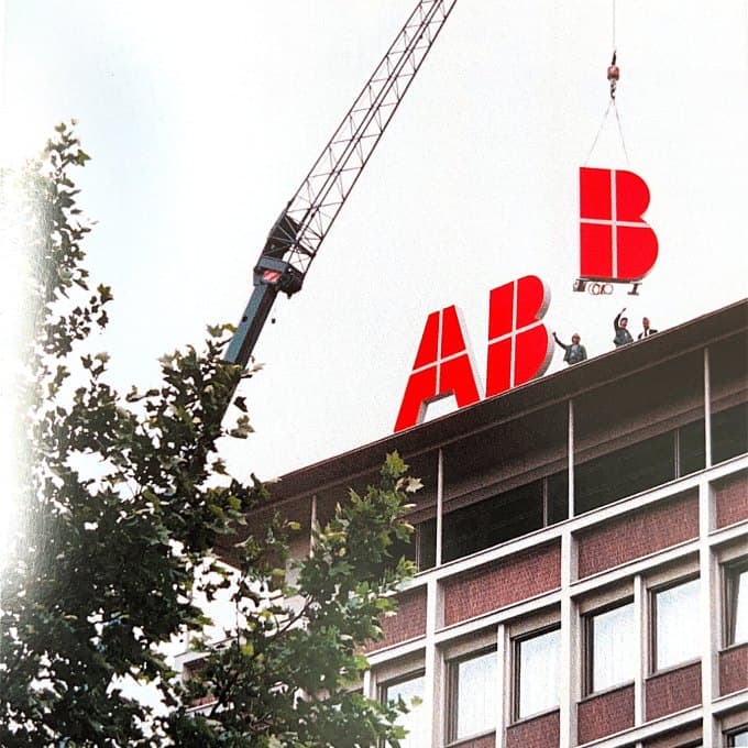 Foto vom Logowechsel von BBC auf ABB im Jahr 1988-am ABB Standort Käfertal.