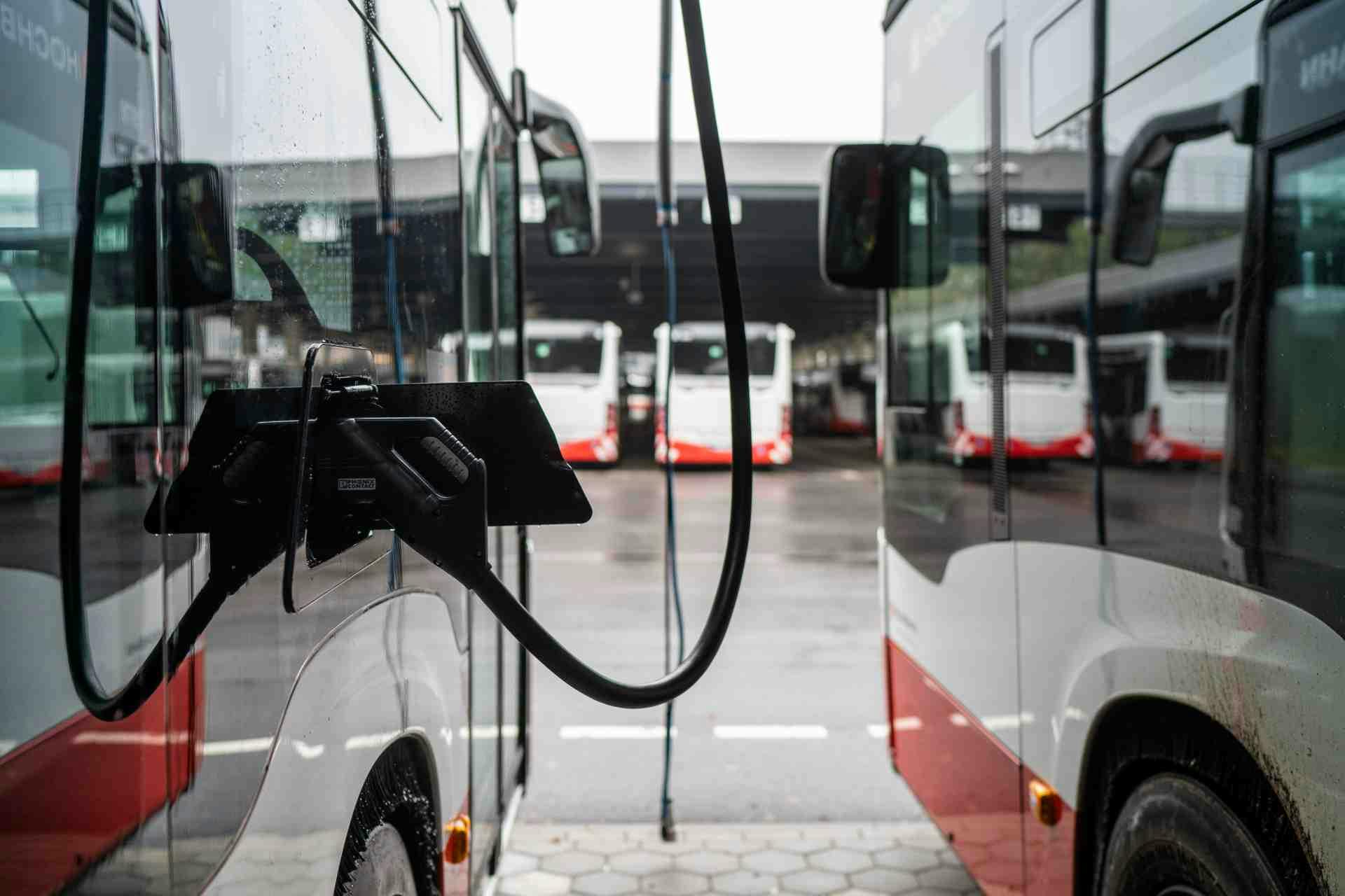 Ein Elektro-Bus, der an einer ABB mit intgrierten Optimax-System zur Steuerung und Optimierung des Lastenmanagements ausgerüsteten Ladesäule geladen wird.
