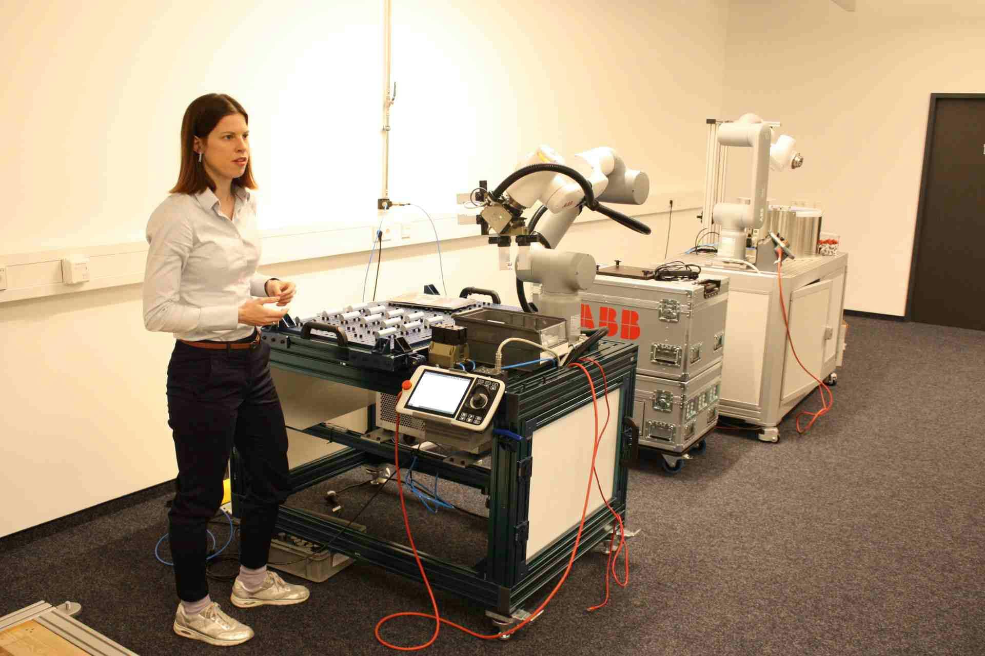 Katja Butterweck, Leiterin des ABB Cobot Inkubator-Team im Testlabor.