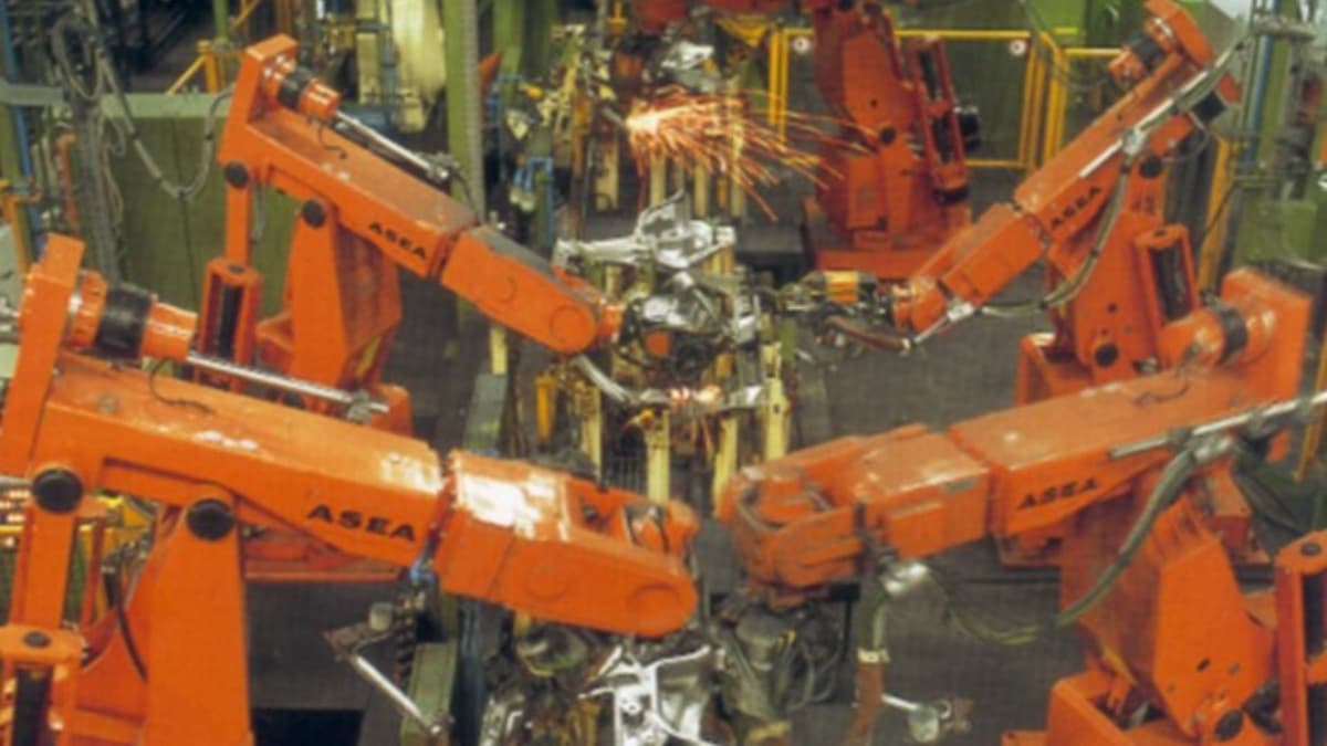Ein IRB 90 Roboter von ASEA (ABB) aus den 1980er Jahren beim Punktschweißen.