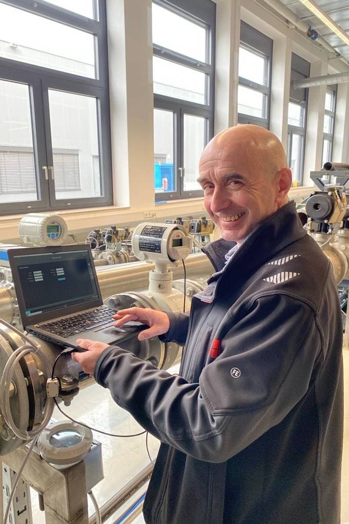 Bernd Schneider, Field Service Techniker bei ABB Measurement & Analytics in Deutschland im Einsatz.
