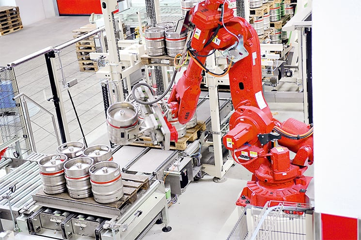 Bei der Badischen Staatsbrauerei Rothaus ersetzen zwei IRB 6640 Foundry Plus 2 die konventionelle Palettieranlage.