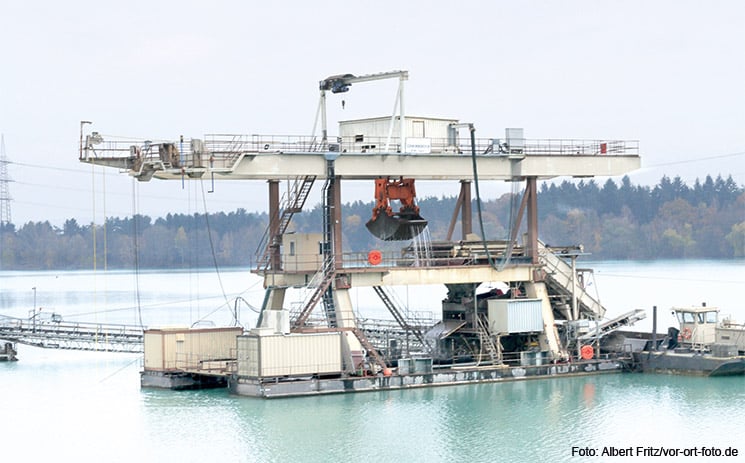 Der Schwimmbagger mit der Prozesssteuerung der Anlage kommuniziert ständig mit den Förderbändern.