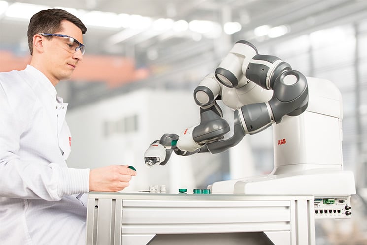 YuMi sieht durch sein präzises Visionssystem und fühlt durch seine empfindliche Sensorik. Sicherheit ist in der Funktionalität des Roboters integriert und ermöglicht eine gefahrlose Zusammenarbeit von Mensch und Roboter.