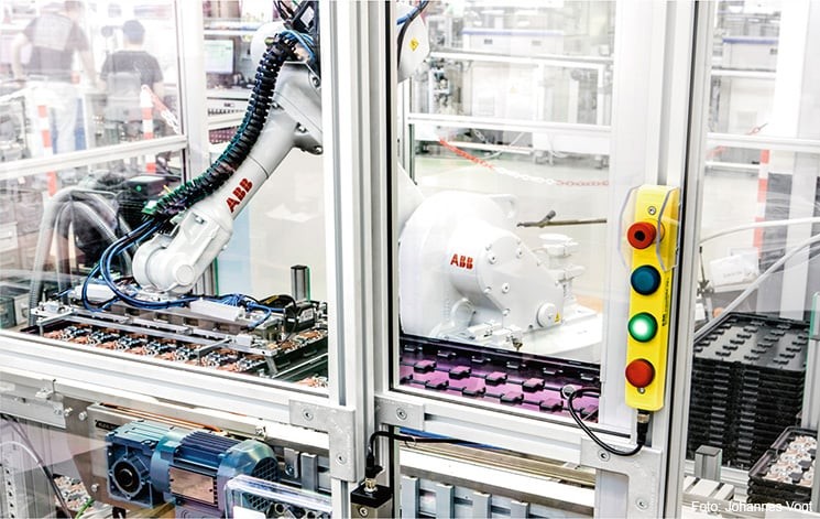 In der hochflexiblen Fertigung sind unterschiedliche Produkte und Lösungen von ABB im Einsatz.